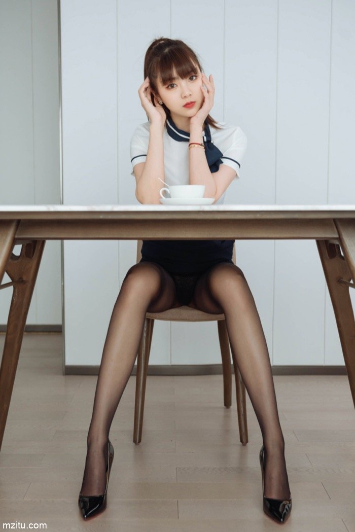 黑丝小姐姐可樂Vicky制服诱惑，腿长颜值高妥妥的女神