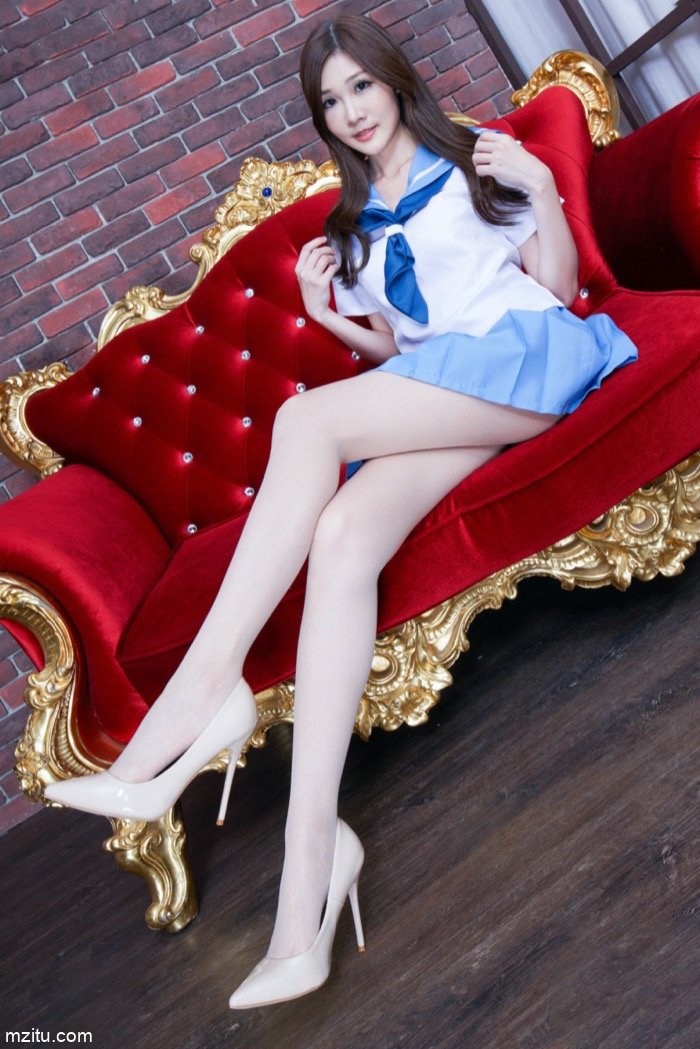 成熟迷人的美少妇，美腿纤细白皙真性感(1)