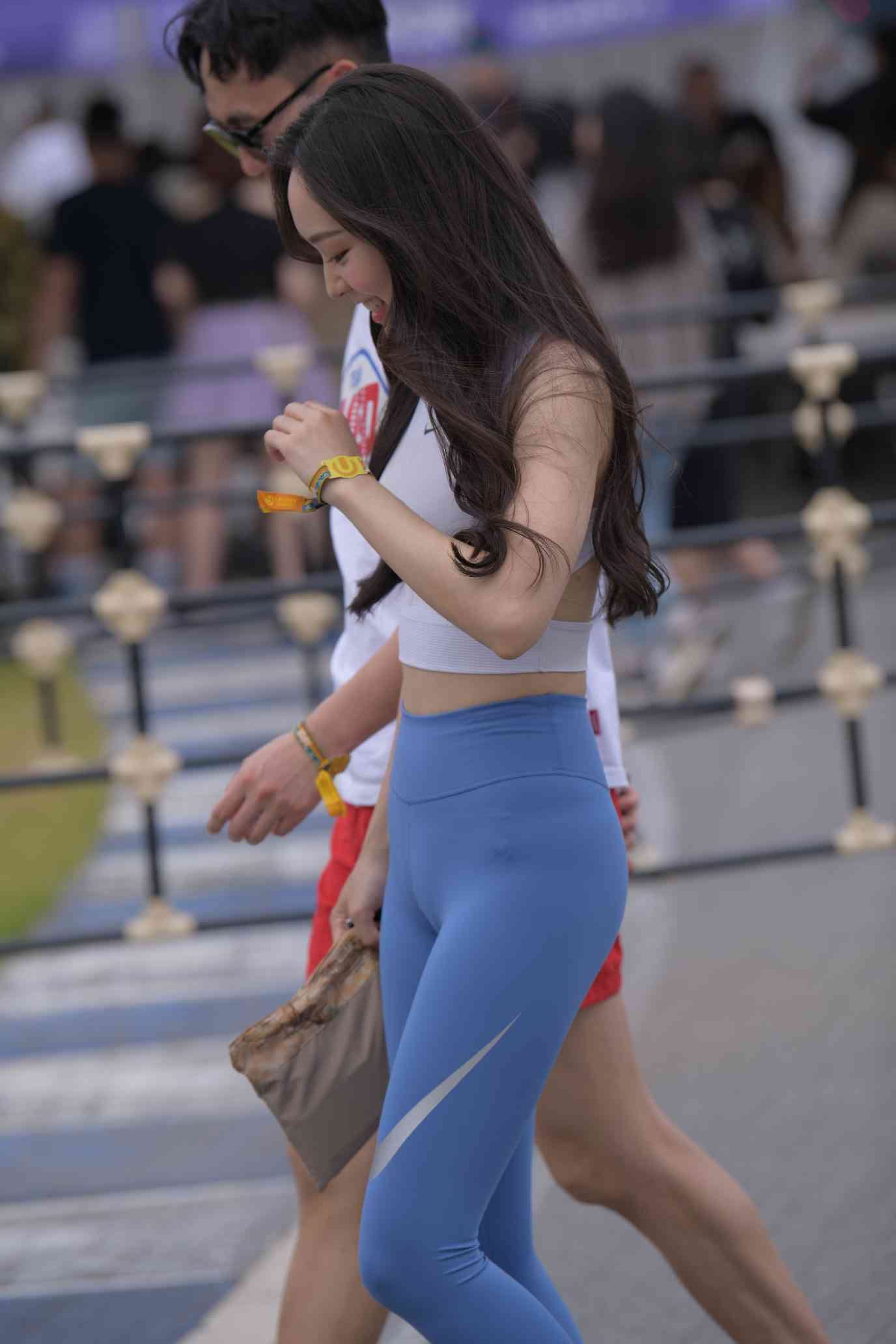 图片[1]-陪男朋友逛街的瑜伽裤女孩【74P】04034-达塔图库