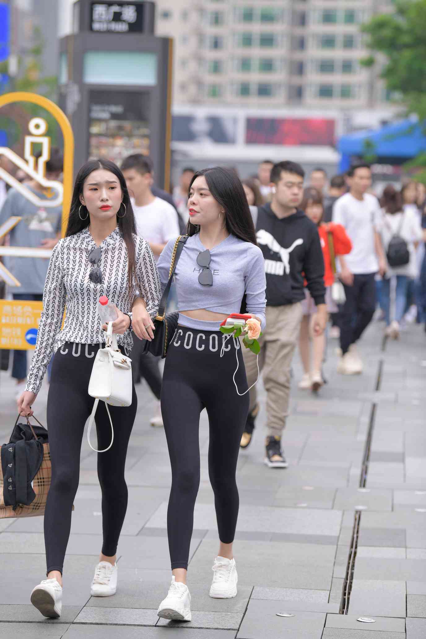 图片[2]-【免费】逛街的两个瑜伽裤姑娘【40P】04030-达塔图库