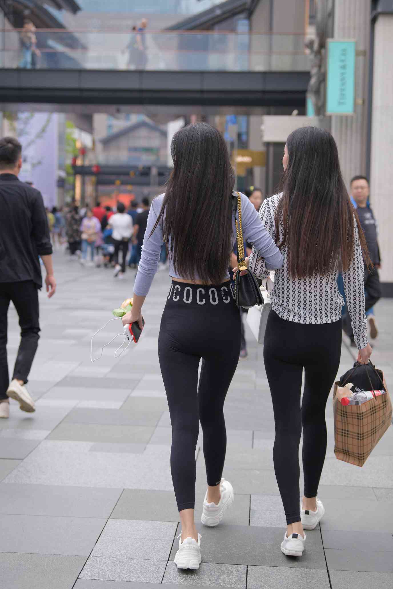 图片[3]-【免费】逛街的两个瑜伽裤姑娘【40P】04030-达塔图库