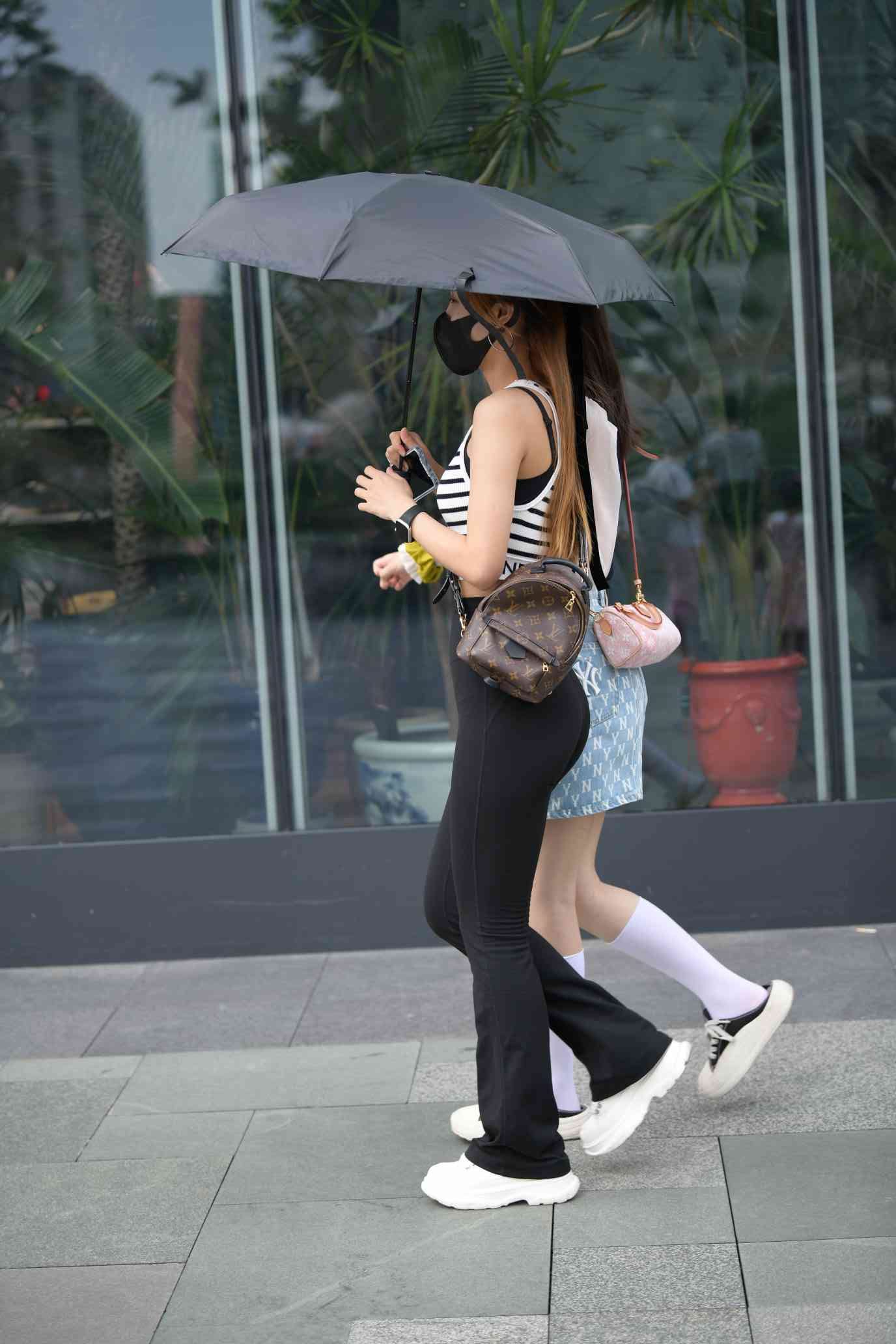 图片[2]-打伞的瑜伽裤姑娘【93P】04032-达塔图库