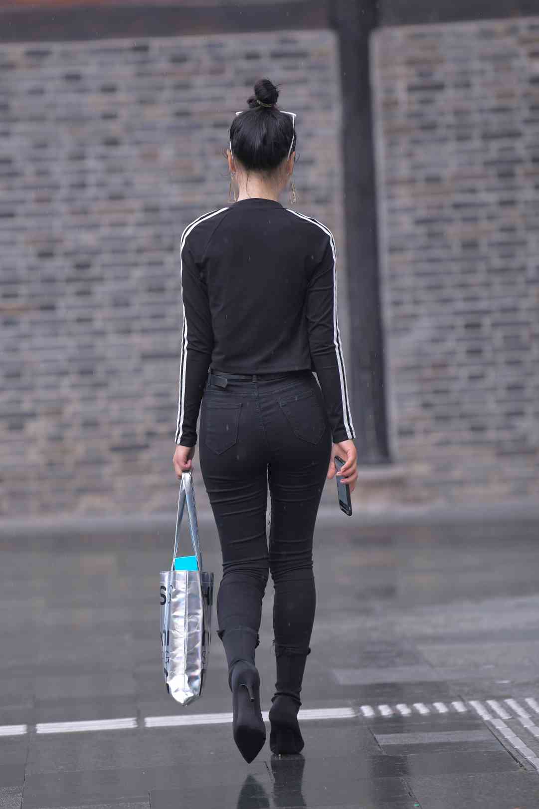 图片[1]-【免费】酷酷的紧身牛仔裤女人【7P】04038-达塔图库