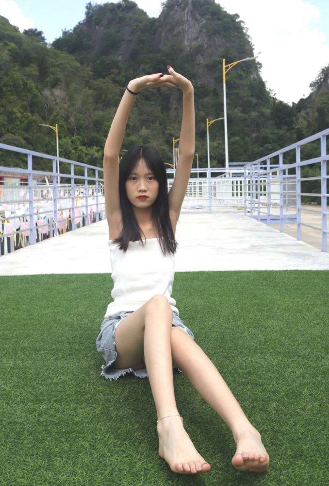 坐在草地上的长发女孩【172P】20012-达塔图库