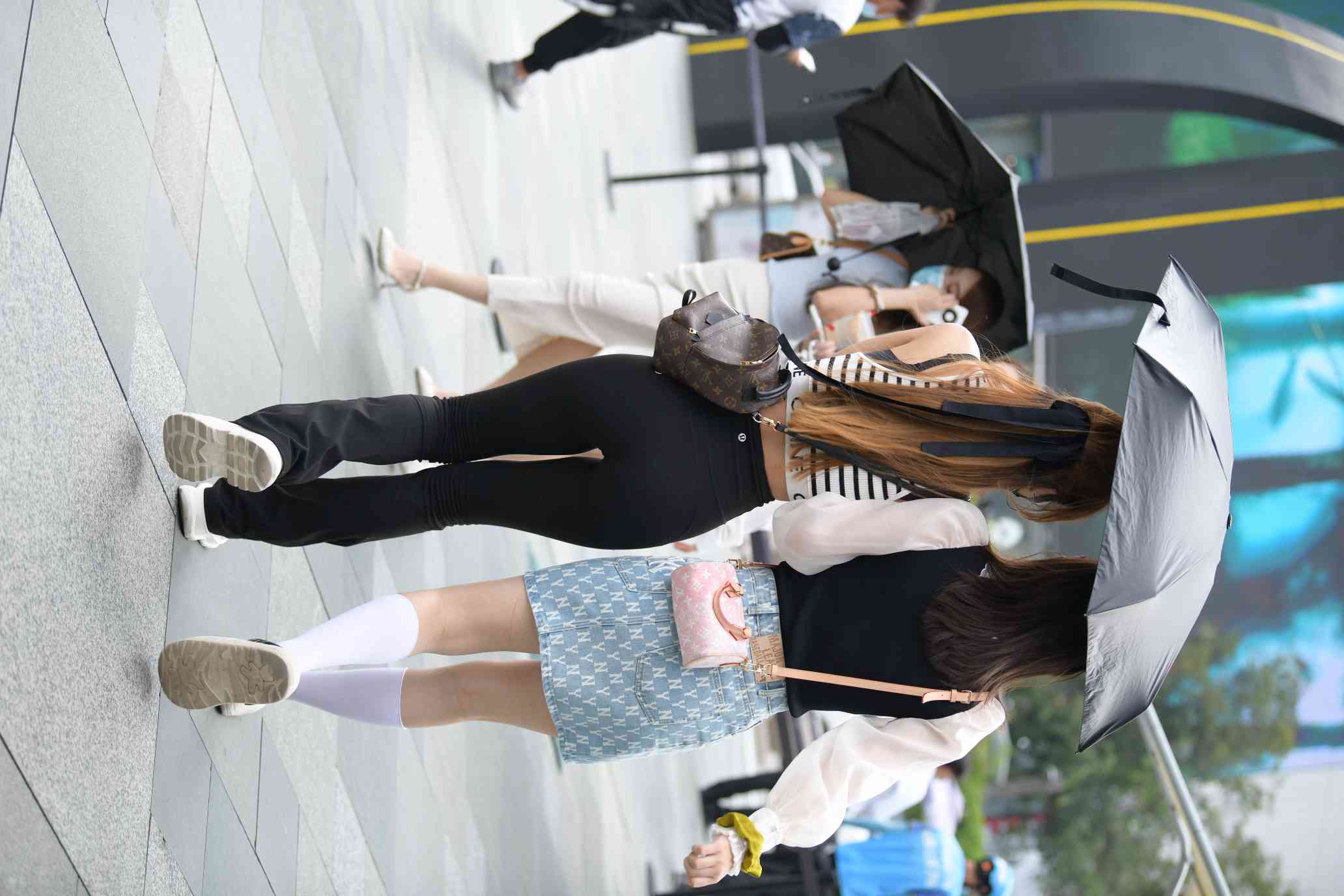 图片[3]-打伞的瑜伽裤姑娘【93P】04032-达塔图库