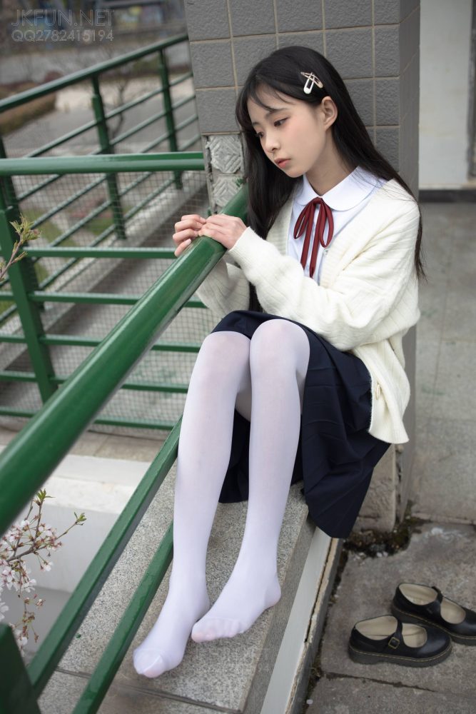 P4344 蓝白吊带包臀裙 【135P1V】-达塔图库