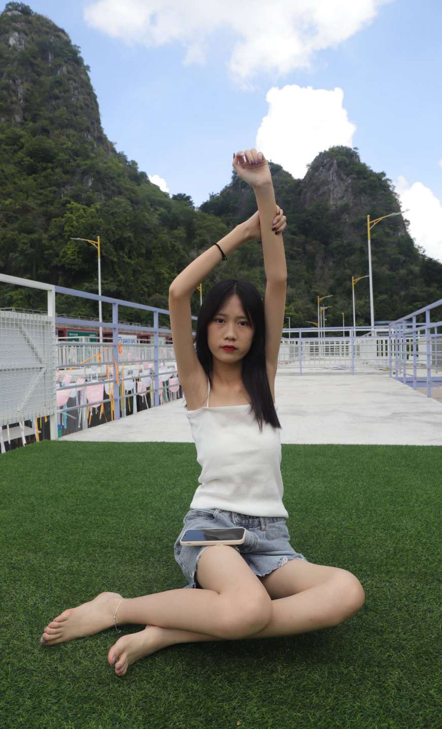 图片[3]-坐在草地上的长发女孩【172P】20012-达塔图库