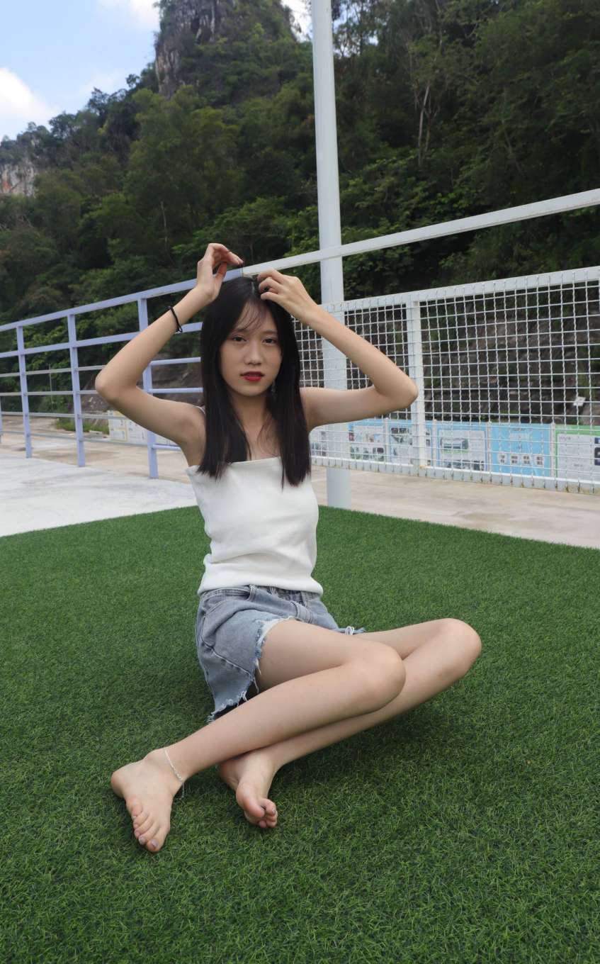 图片[4]-坐在草地上的长发女孩【172P】20012-达塔图库