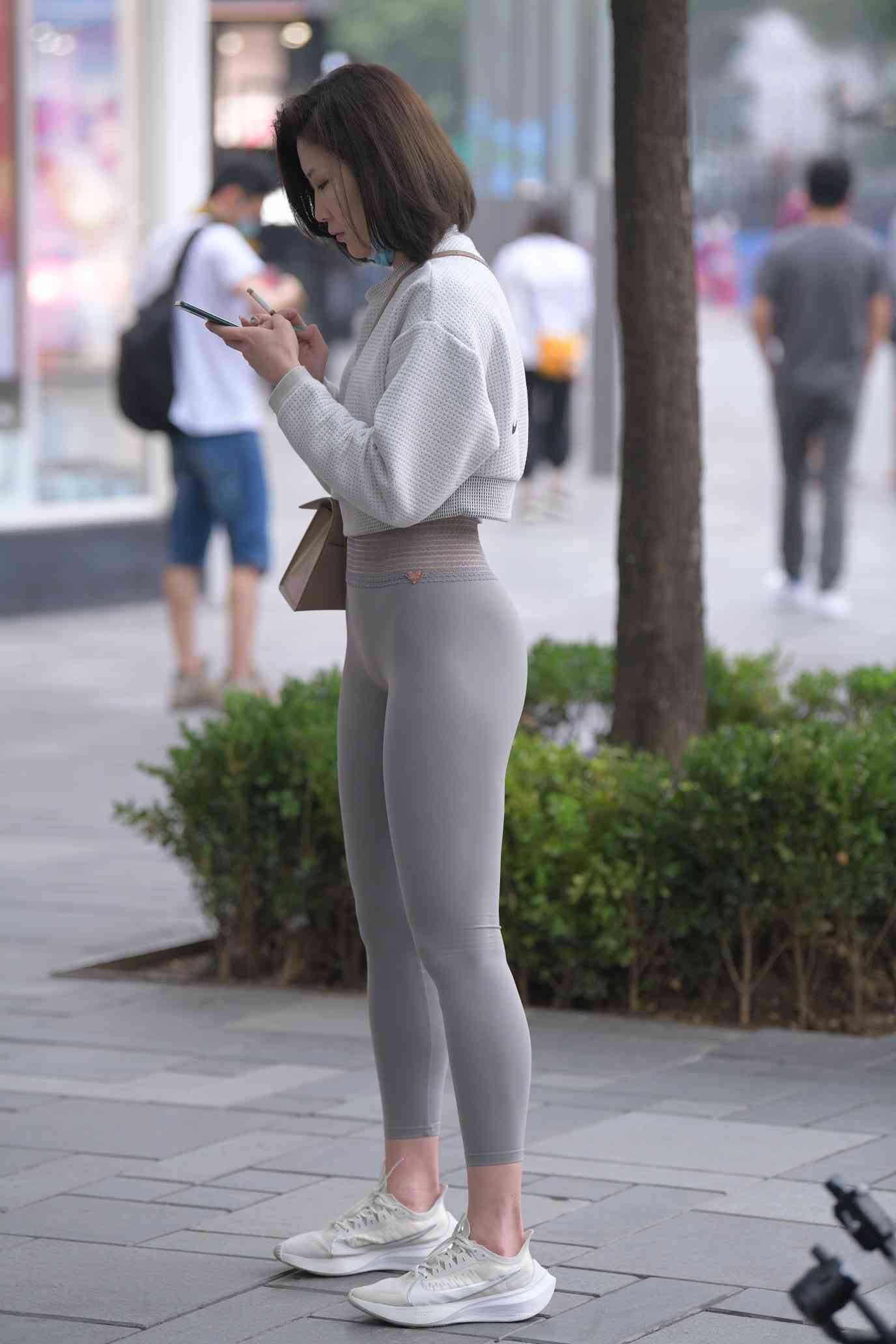 图片[1]-身材很好的短发瑜伽裤姑娘【157P】04015-达塔图库