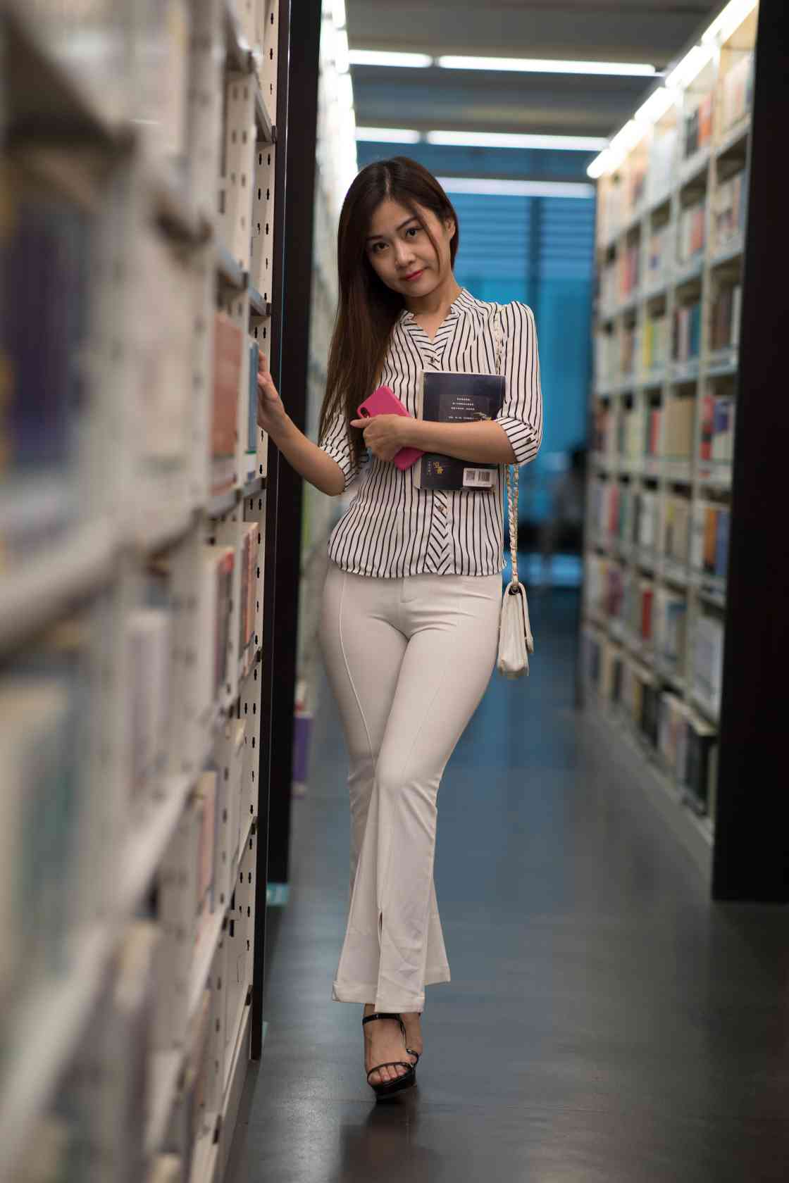 图片[5]-逛书店的白色紧身裤女孩【450P】04040-达塔图库