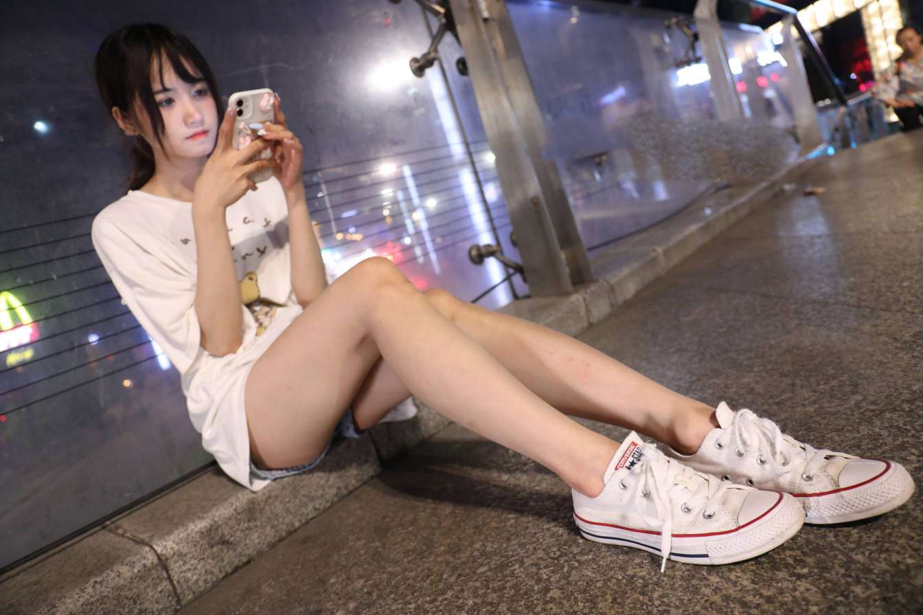 图片[3]-KTV里唱歌的长腿帆布鞋女孩【102P】20015-达塔图库