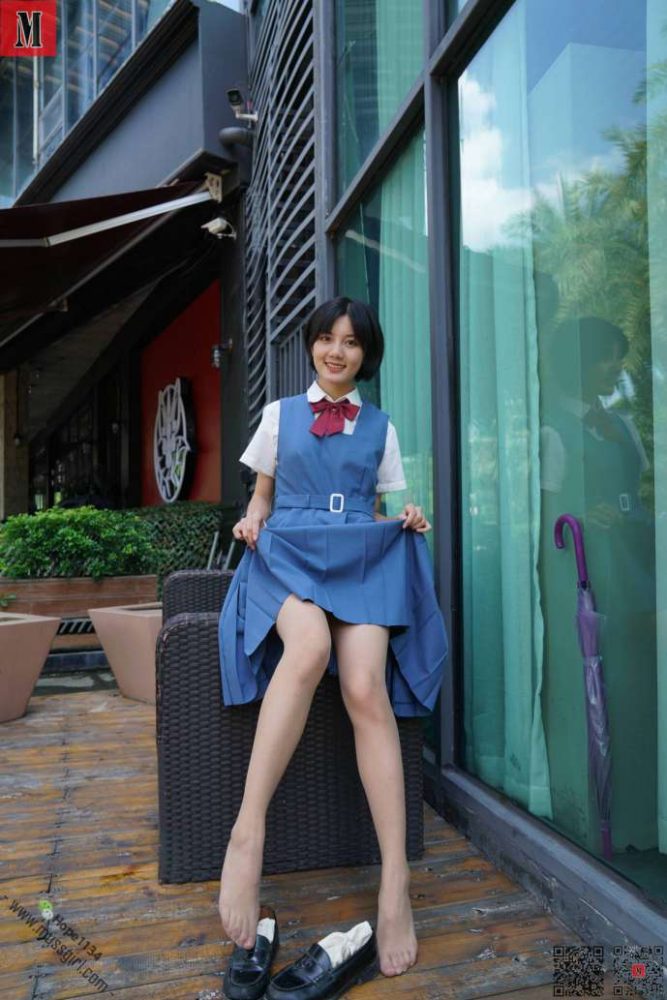 一副学生模样的短发姑娘【112P】20023-达塔图库