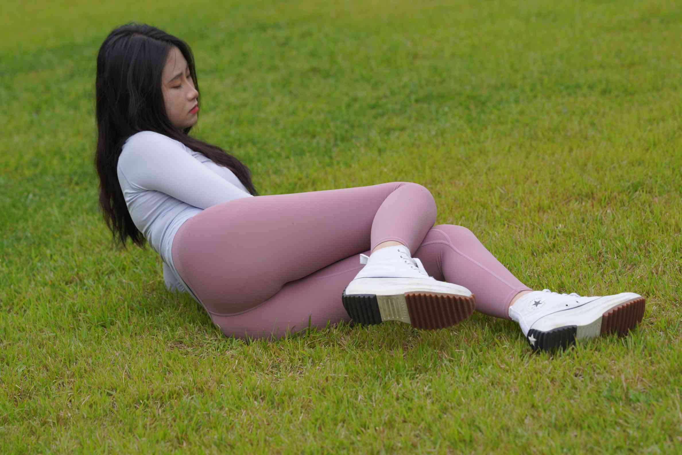 图片[4]-坐在草地玩手机的瑜伽姑娘【733P】04012-达塔图库