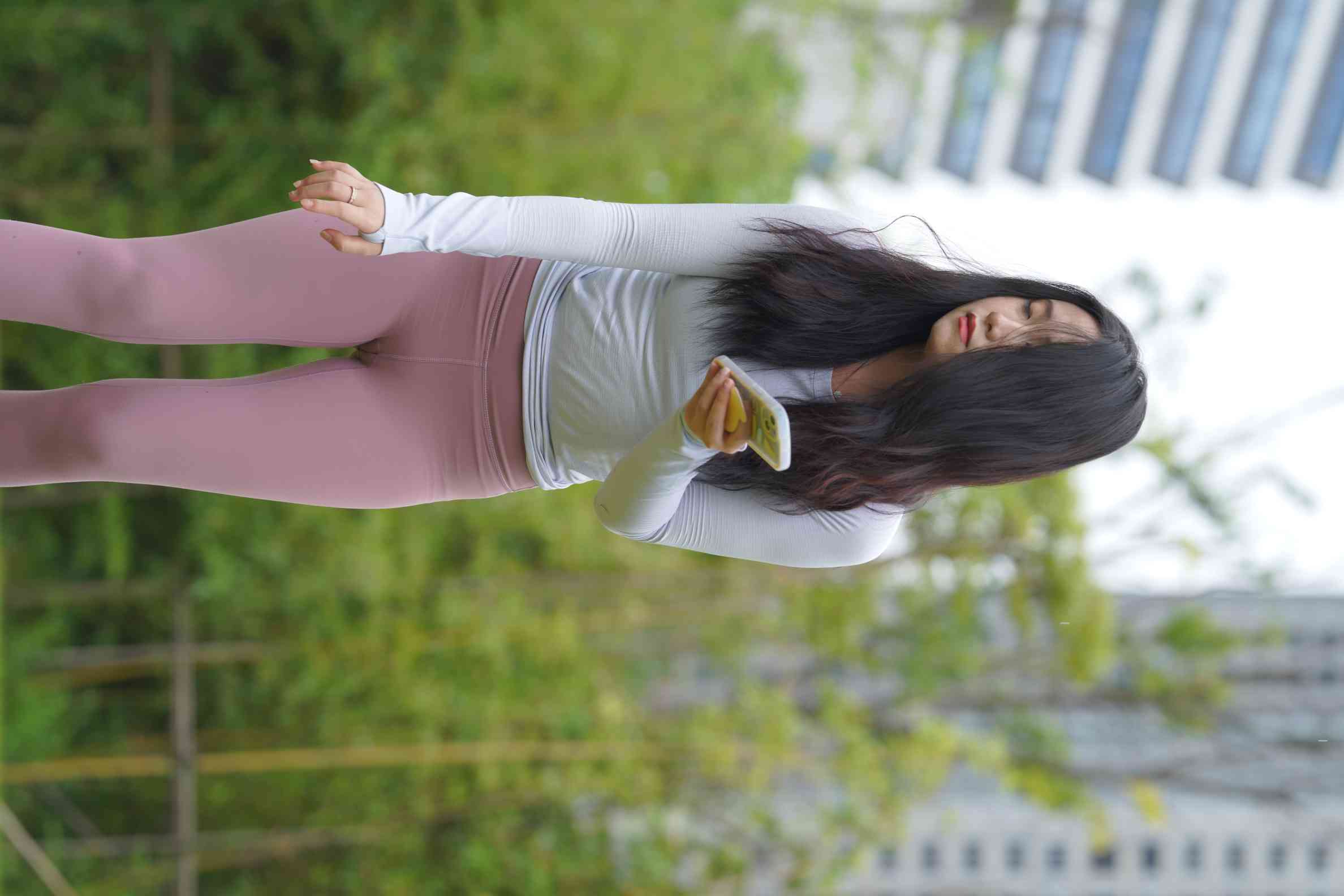 图片[5]-坐在草地玩手机的瑜伽姑娘【733P】04012-达塔图库