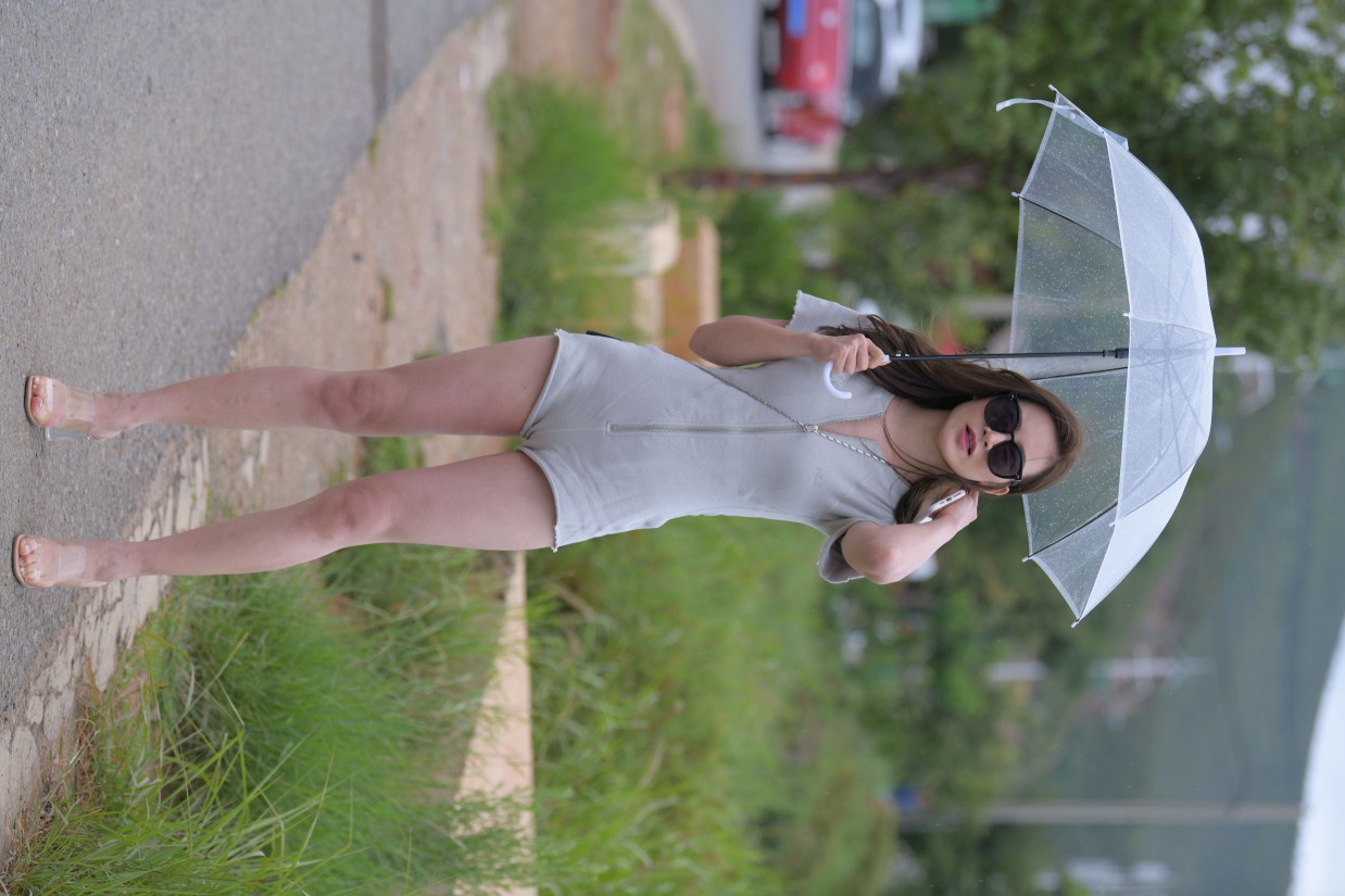 图片[2]-在海边开跑车的连衣短裤女孩【390P】00030-达塔图库