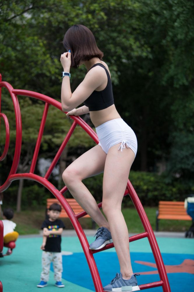 在户外玩耍的白色短裤漂亮姑娘【239P】00061-达塔图库