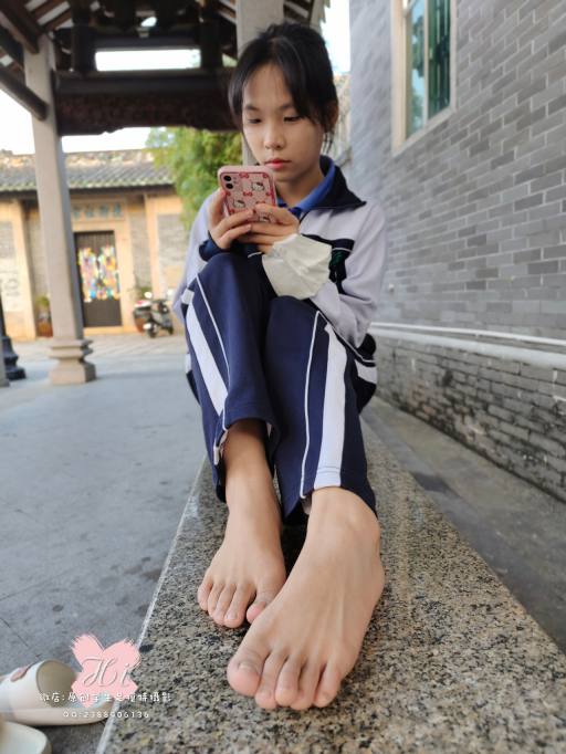 【免费】专心致志玩手机的女孩【42P】20028-达塔图库