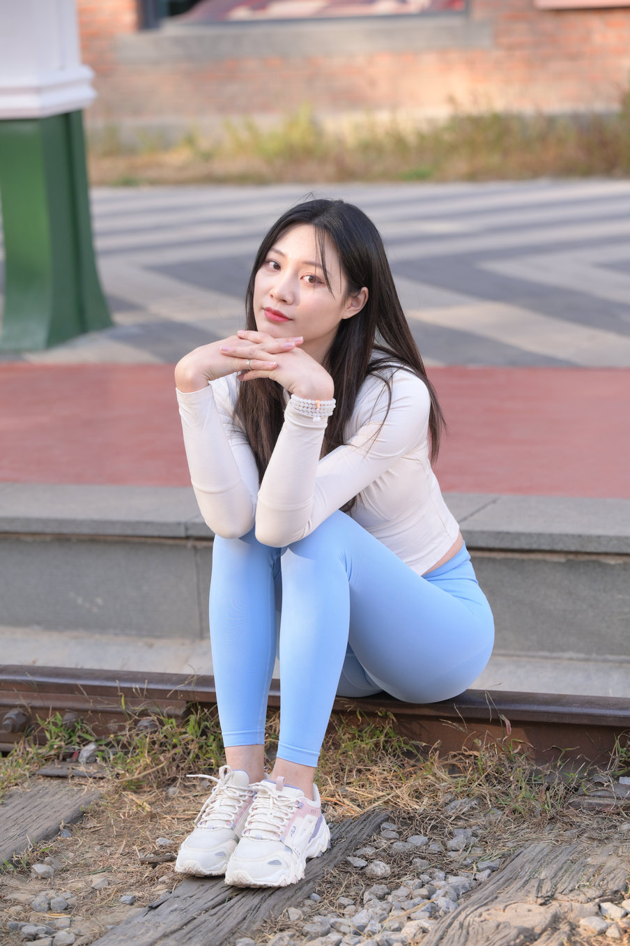 图片[2]-在路边休息的瑜伽裤女孩 J3435 558P-10.8GB-达塔图库