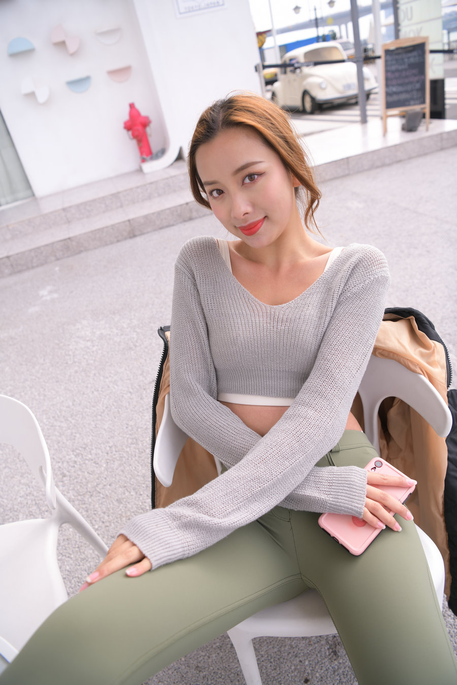 图片[2]-非常可爱的瑜伽裤女孩坐在凳子上 J1520 998P1V-26.5GB-达塔图库