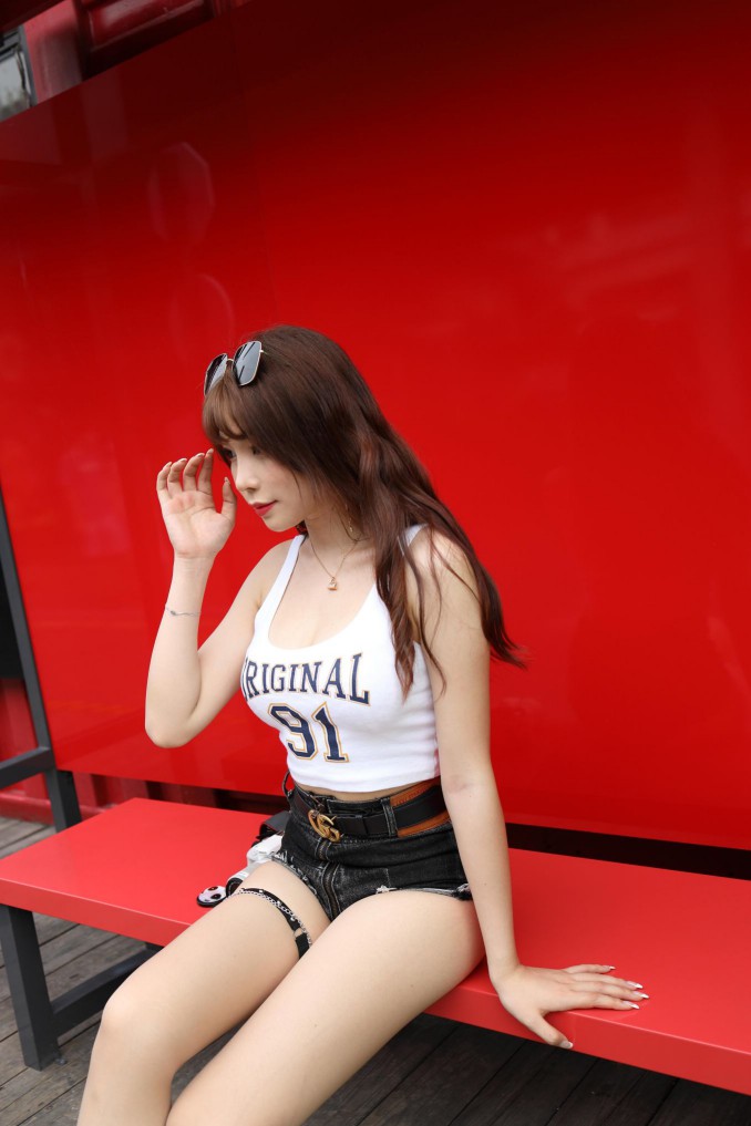 图片[5]-在户外玩单反相机的牛仔热裤女孩【450MB】00032-达塔图库