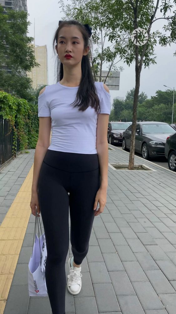 黑色瑜伽裤逛街的女孩J4000 MP4-7.76GB-达塔图库