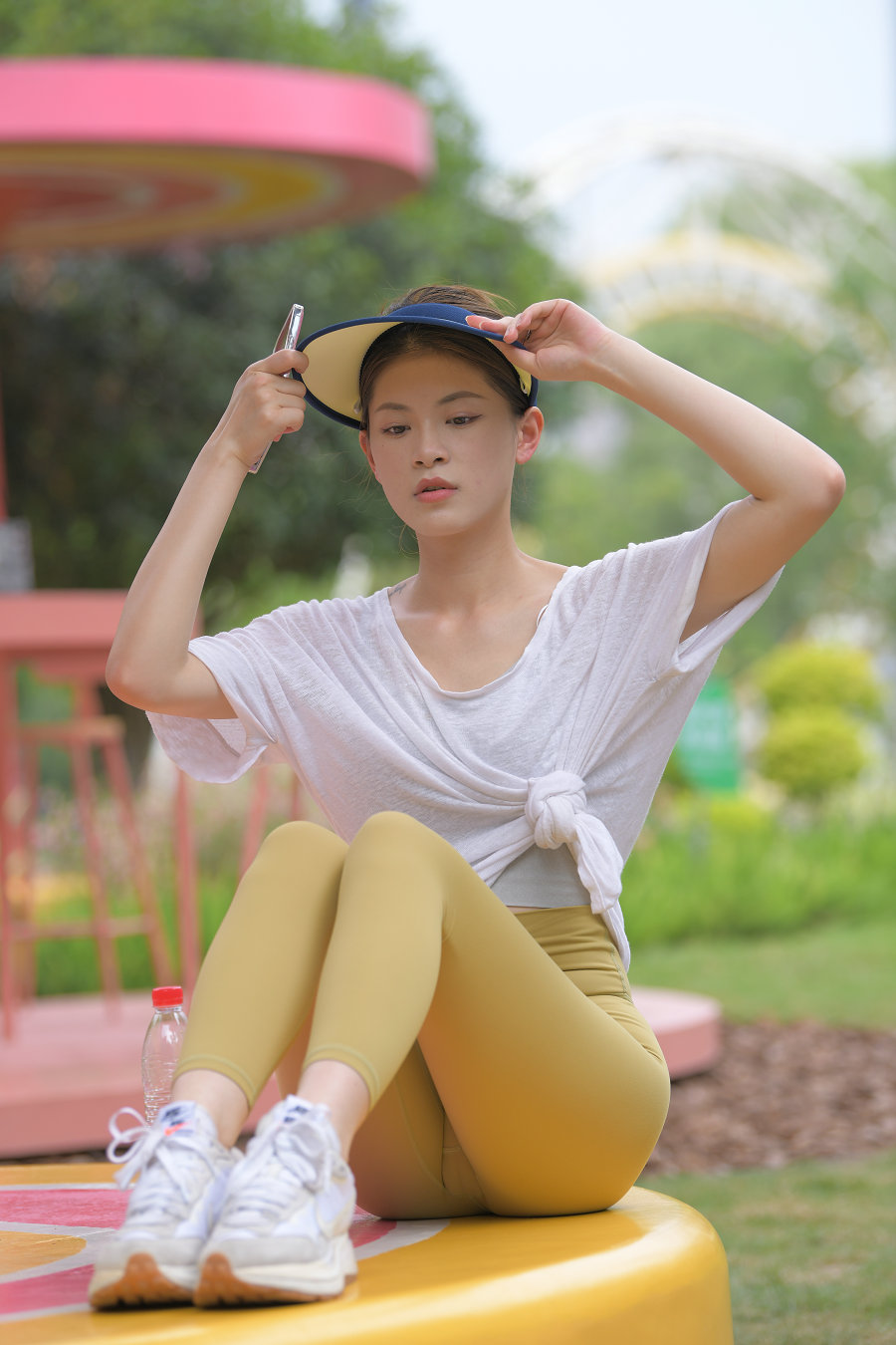 图片[1]-戴着遮阳帽的瑜伽裤女孩J2965 796P1V-27.1GB-达塔图库