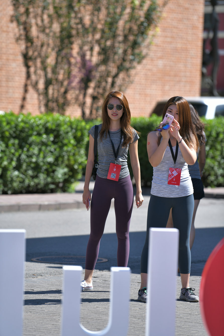 图片[1]-紫色瑜伽裤墨镜导游J4604 27P-336MB-达塔图库