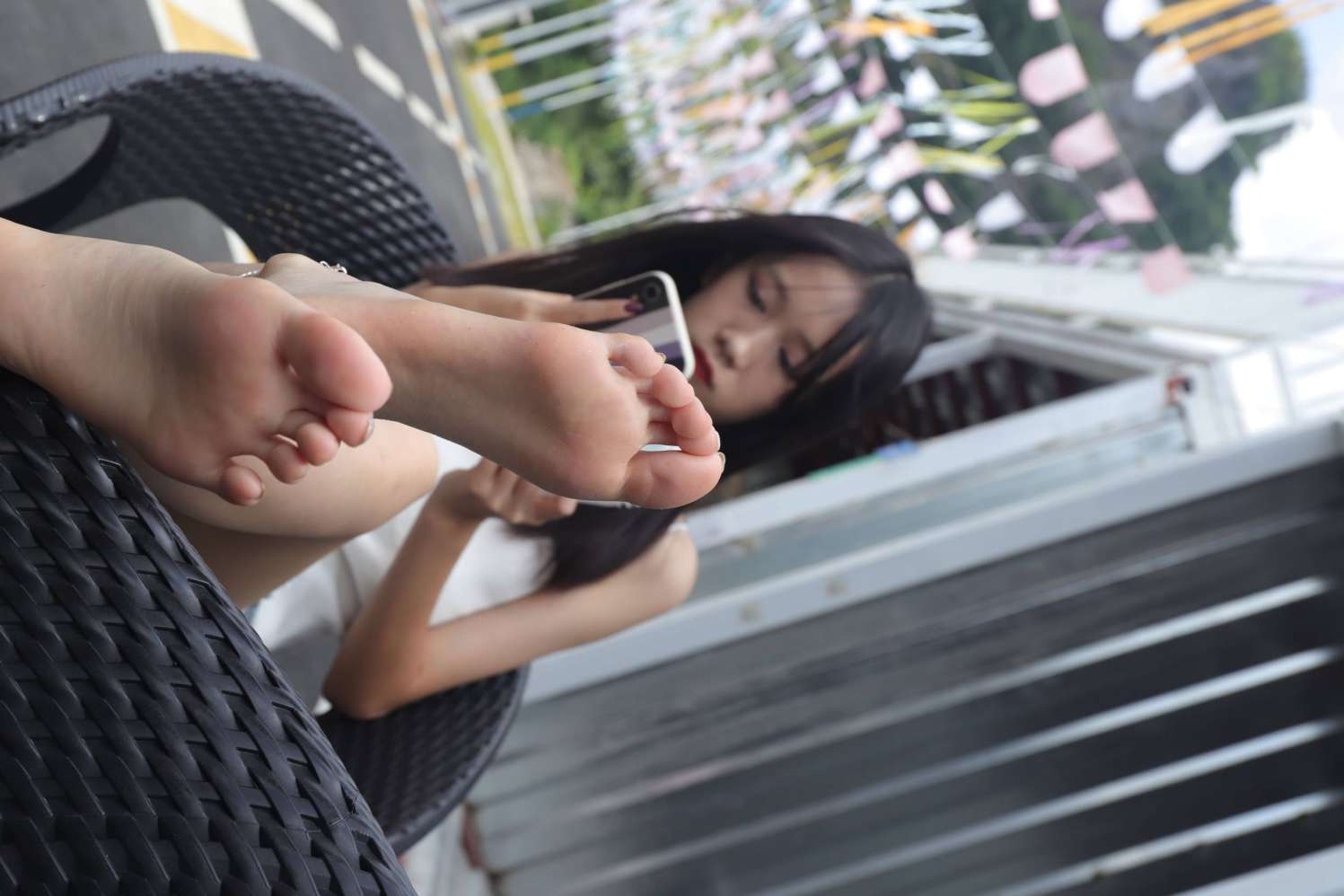 图片[2]-坐在草地上的长发女孩【172P】20012-达塔图库