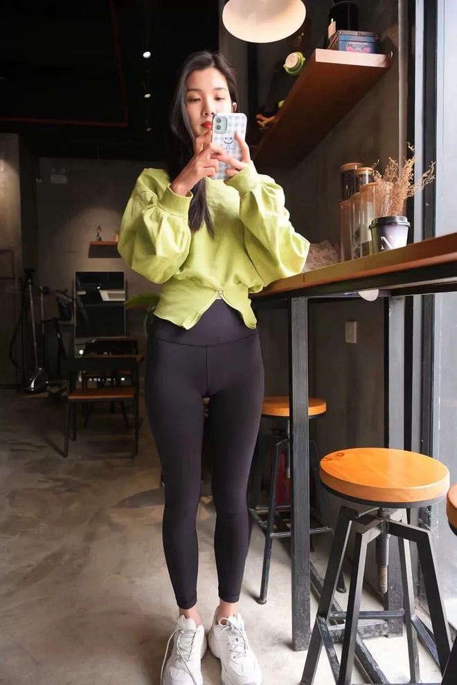 图片[5]-绿色瑜伽裤女孩很开心 J1519 1094P1V-27.6GB-达塔图库