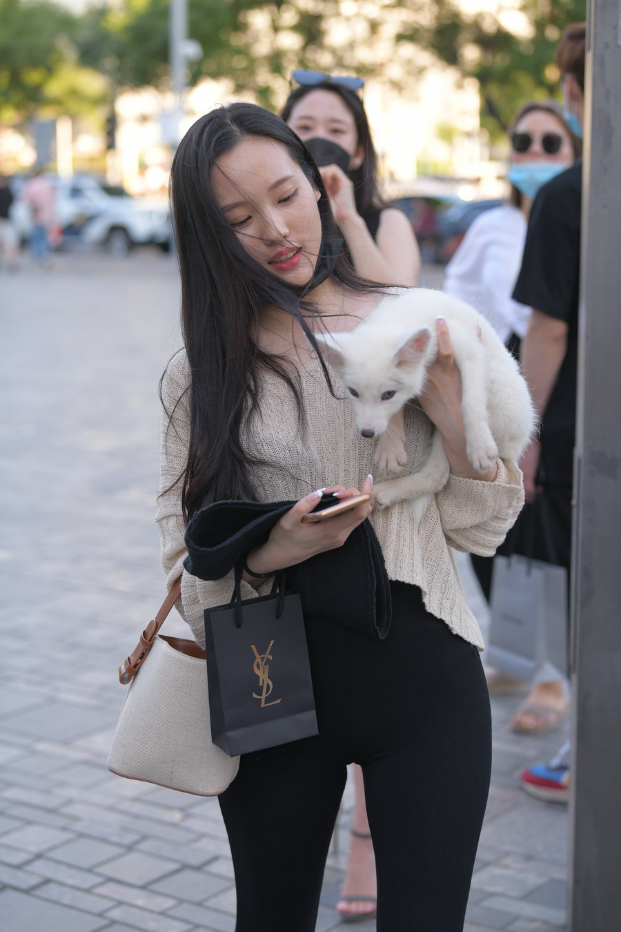 图片[1]-抱着小狗的漂亮女孩 J2106 136P-3.25GB-达塔图库