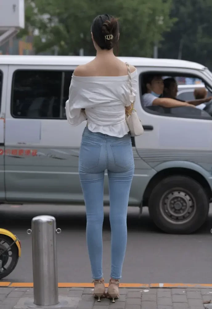 紧身牛仔裤优雅小女人J2238 322P1V-14.1GB-达塔图库