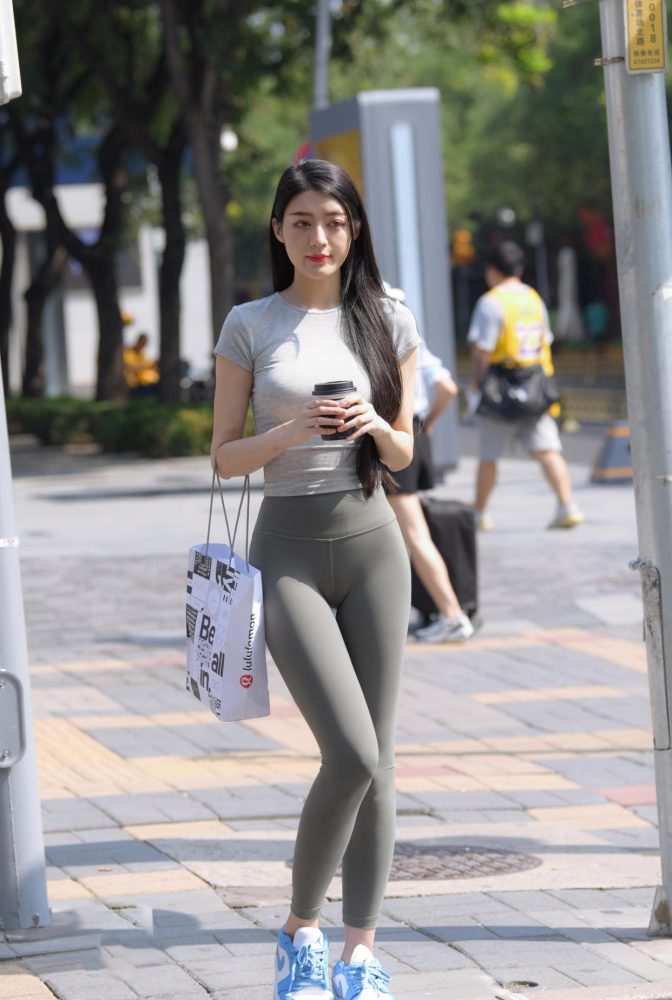 在外面逛街的瑜伽裤女孩J2240 449P1V-16.7GB-达塔图库