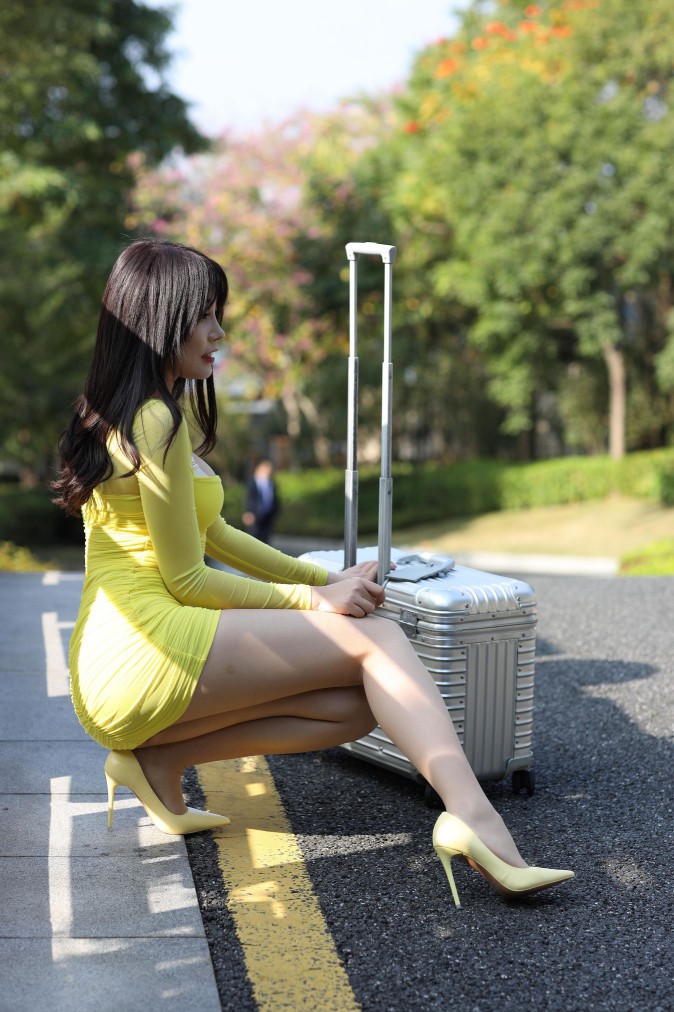 图片[5]-穿紧身裙的美丽姑娘要出去旅行了【419P】00046-达塔图库