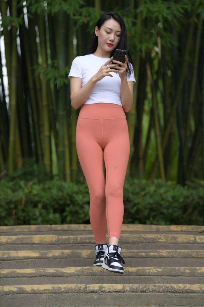 时尚的橘色瑜伽裤女人 J1935 496P1V-20.8GB-达塔图库