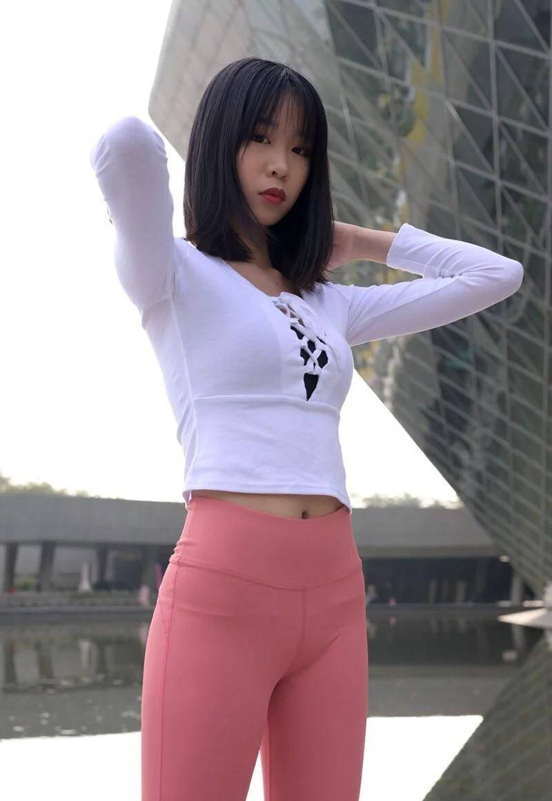 图片[1]-粉色瑜伽裤年轻女孩 J1311 417P17V-14.9GB-达塔图库