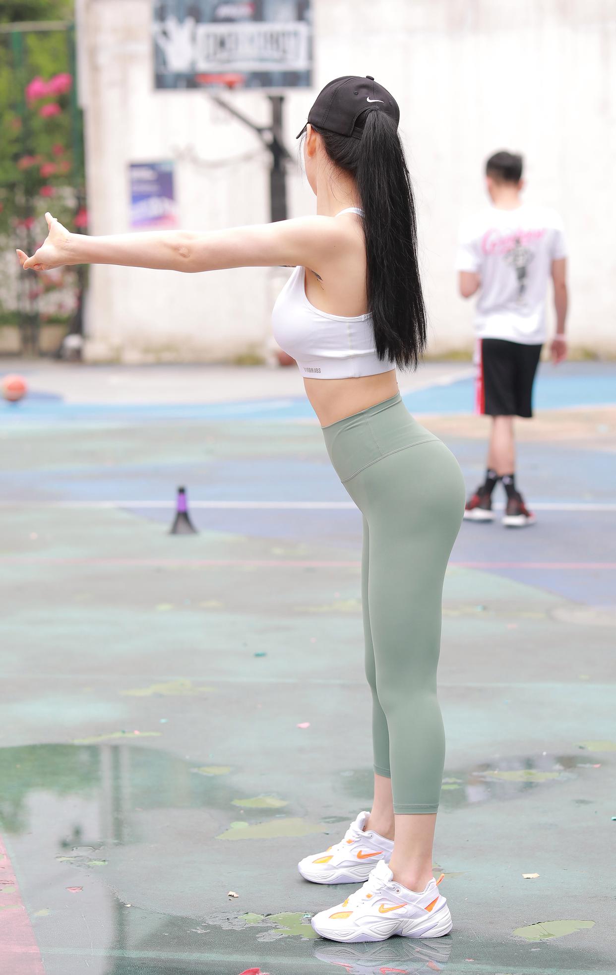 图片[1]-打扮很休闲的瑜伽裤女孩 J1600 415P3V-10.4GB-达塔图库