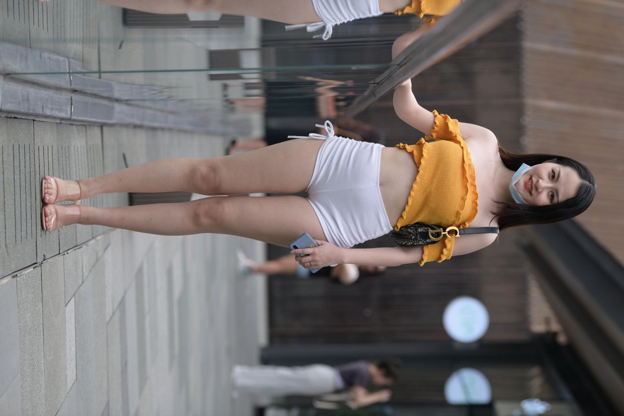 图片[2]-高腰白色短裤的漂亮女孩【767P】00065-达塔图库