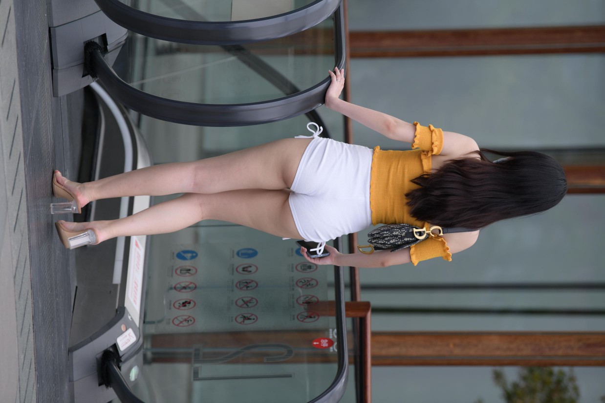 图片[3]-高腰白色短裤的漂亮女孩【767P】00065-达塔图库