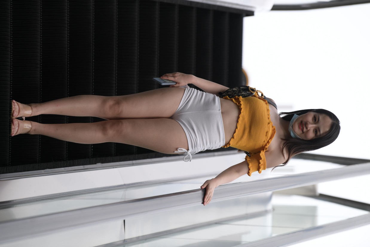 图片[4]-高腰白色短裤的漂亮女孩【767P】00065-达塔图库