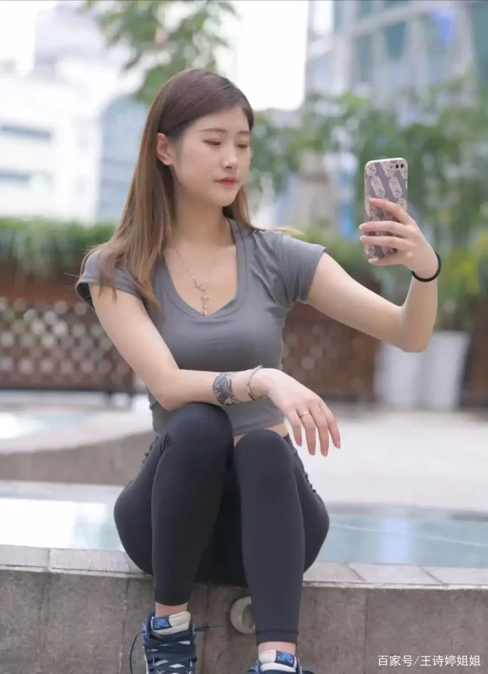 图片[2]-有小虎牙非常甜美的瑜伽裤女孩-达塔图库