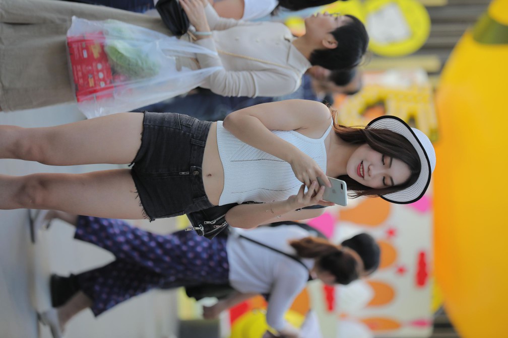 图片[2]-非常时尚阳光的牛仔热裤女孩【808P】00064-达塔图库