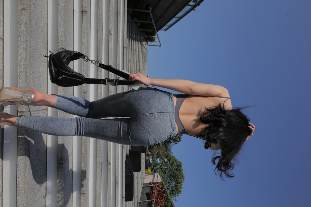 图片[2]-漂亮的紧身牛仔裤长发女孩【474P】00059-达塔图库