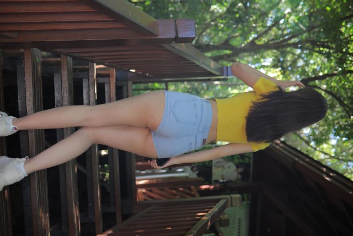 在户外散心的紧身牛仔短裤女孩【536P】00048-达塔图库