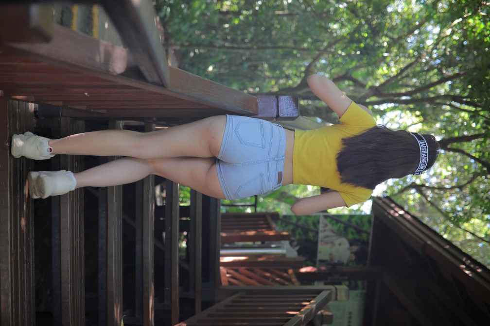 图片[5]-在户外散心的紧身牛仔短裤女孩【536P】00048-达塔图库