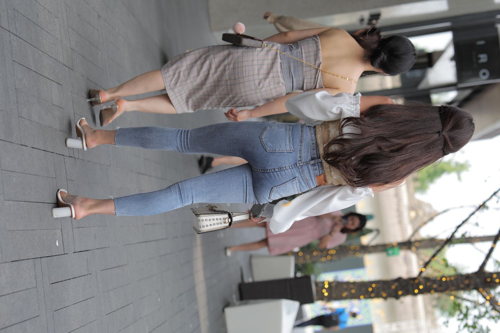 图片[5]-长相甜美的紧身牛仔裤姑娘【114P】00038-达塔图库