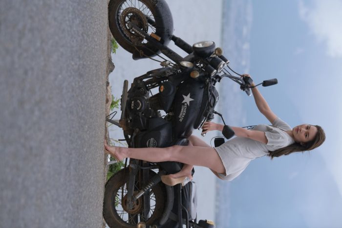 阴雨天在海边骑车的长发女人【156P】00044-达塔图库