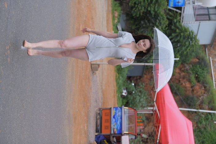 阴雨天在海边骑车的长发女人【156P】00044-达塔图库