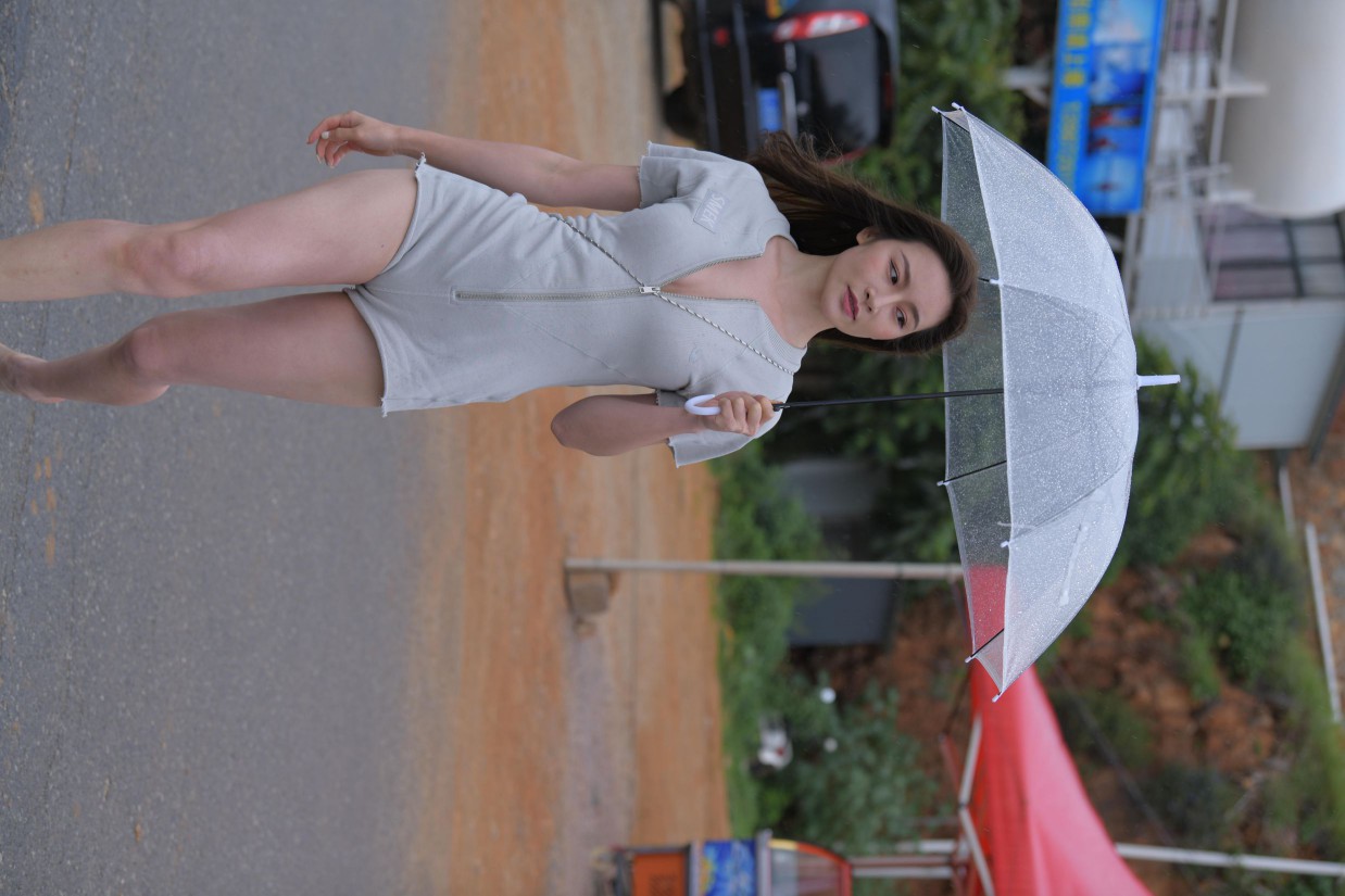 图片[5]-阴雨天在海边骑车的长发女人【156P】00044-达塔图库