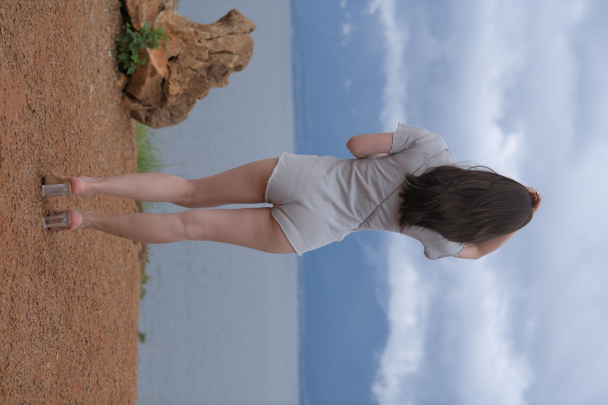 图片[5]-在海边开跑车的连衣短裤女孩【390P】00030-达塔图库