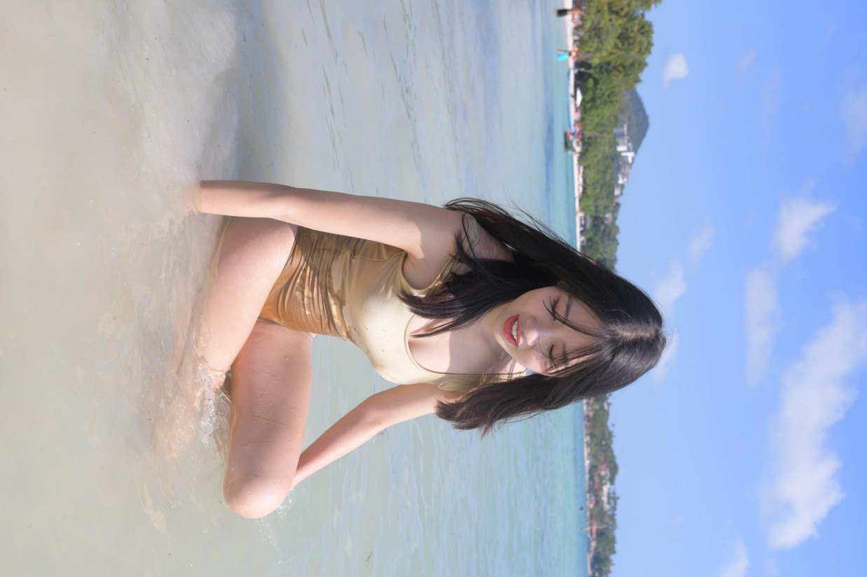 图片[5]-戴太阳帽在海边晒太阳的比基尼女孩【377P】00014-达塔图库